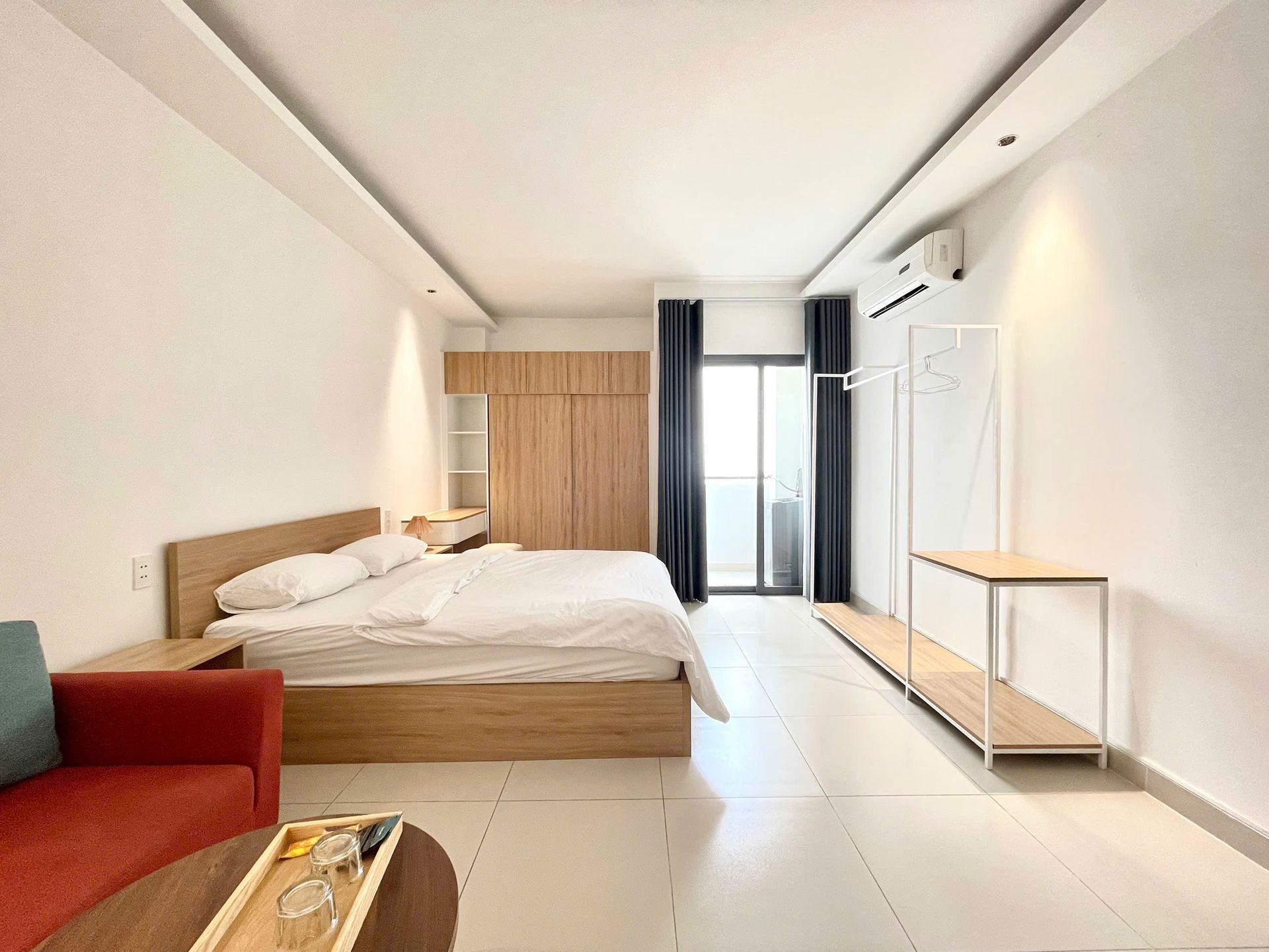 Giường và cửa sổ