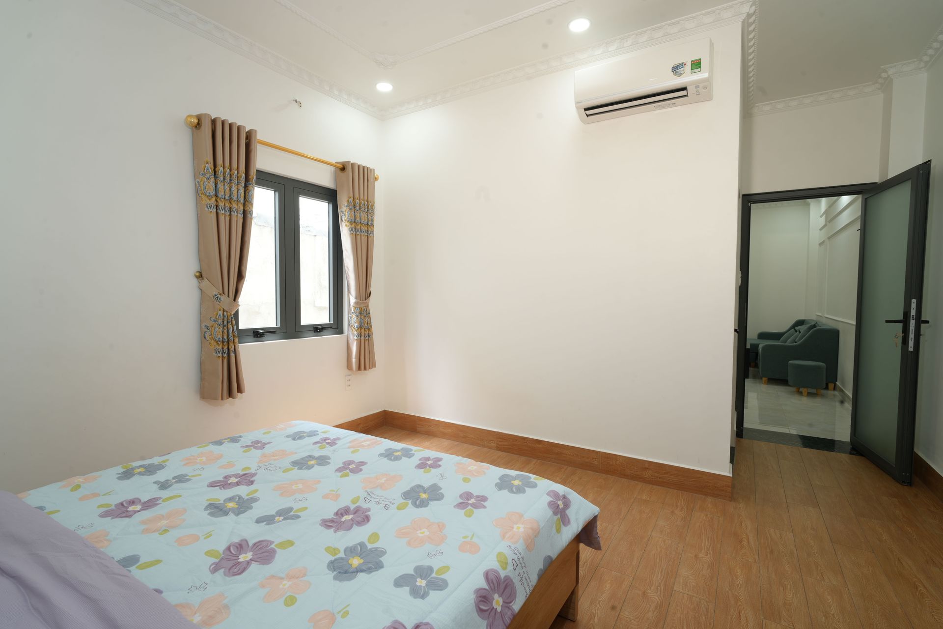 Giường và cửa sổ