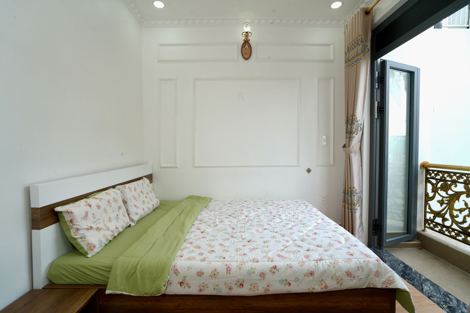 Giường và cửa sổ