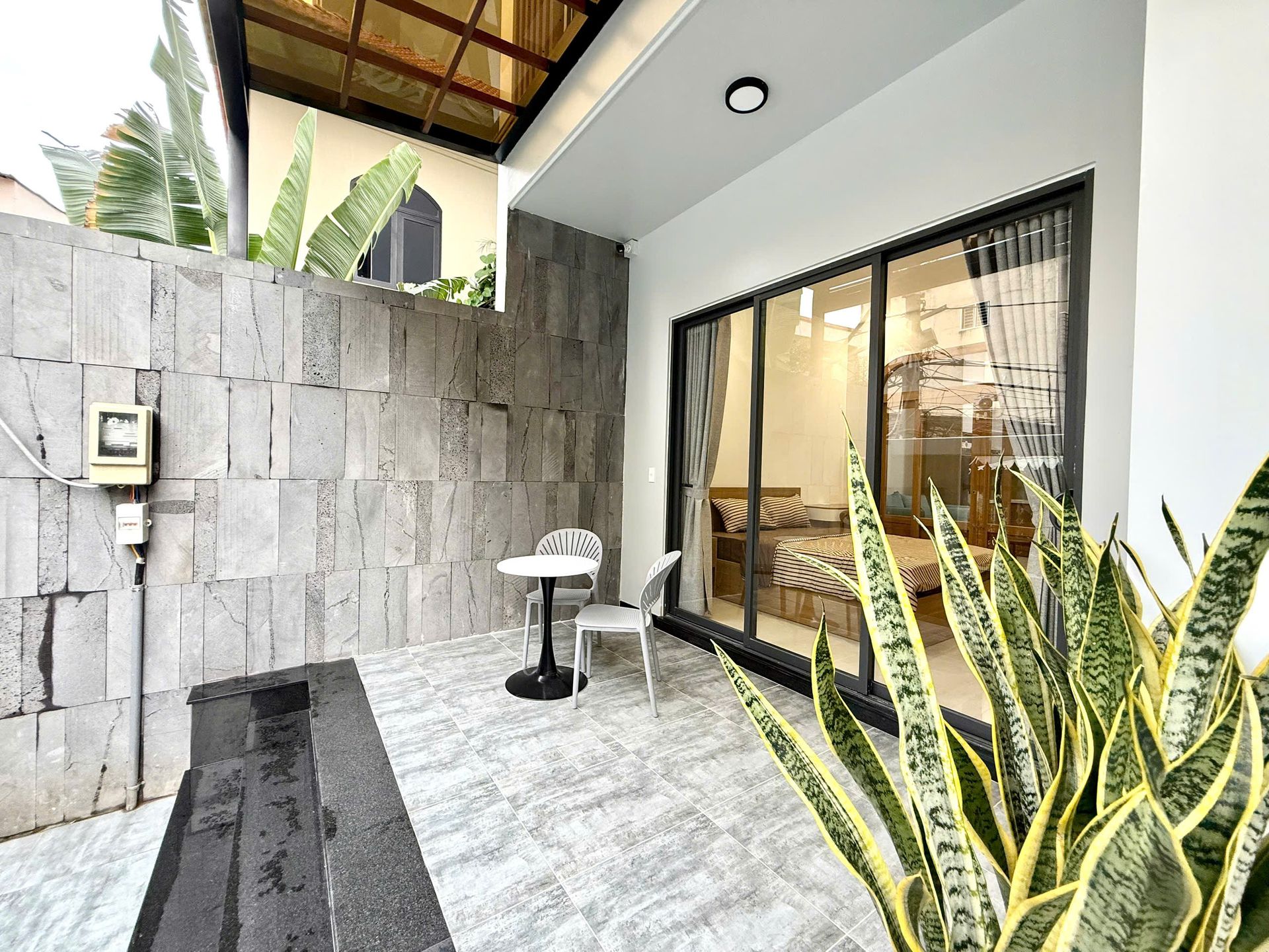 Sân trước