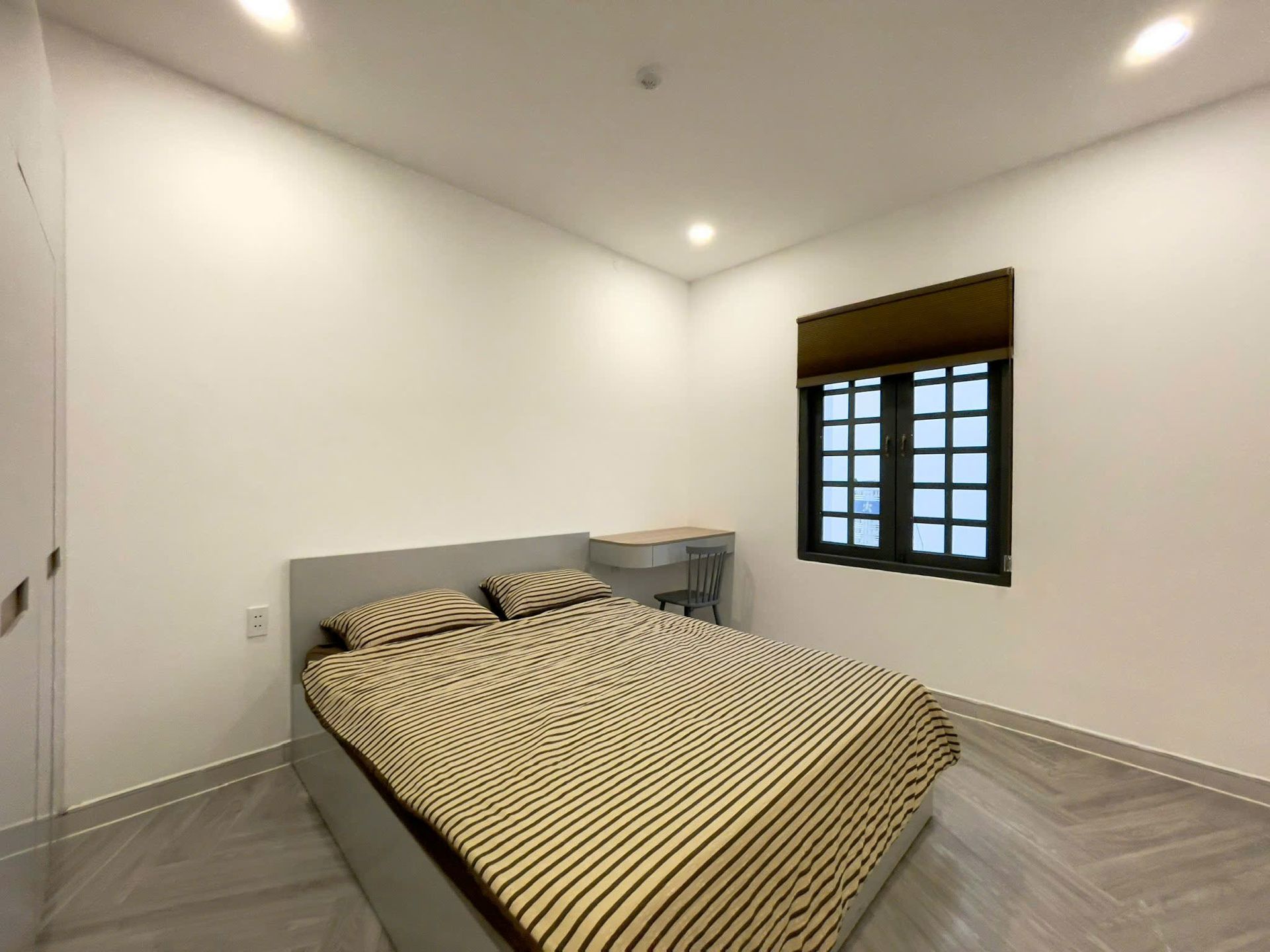 Giường và cửa sổ