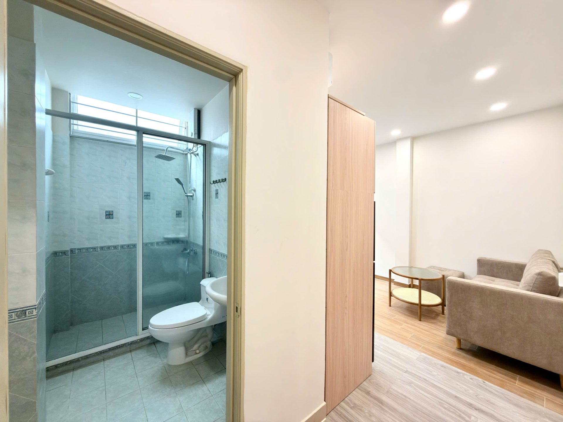 Cửa phòng tắm