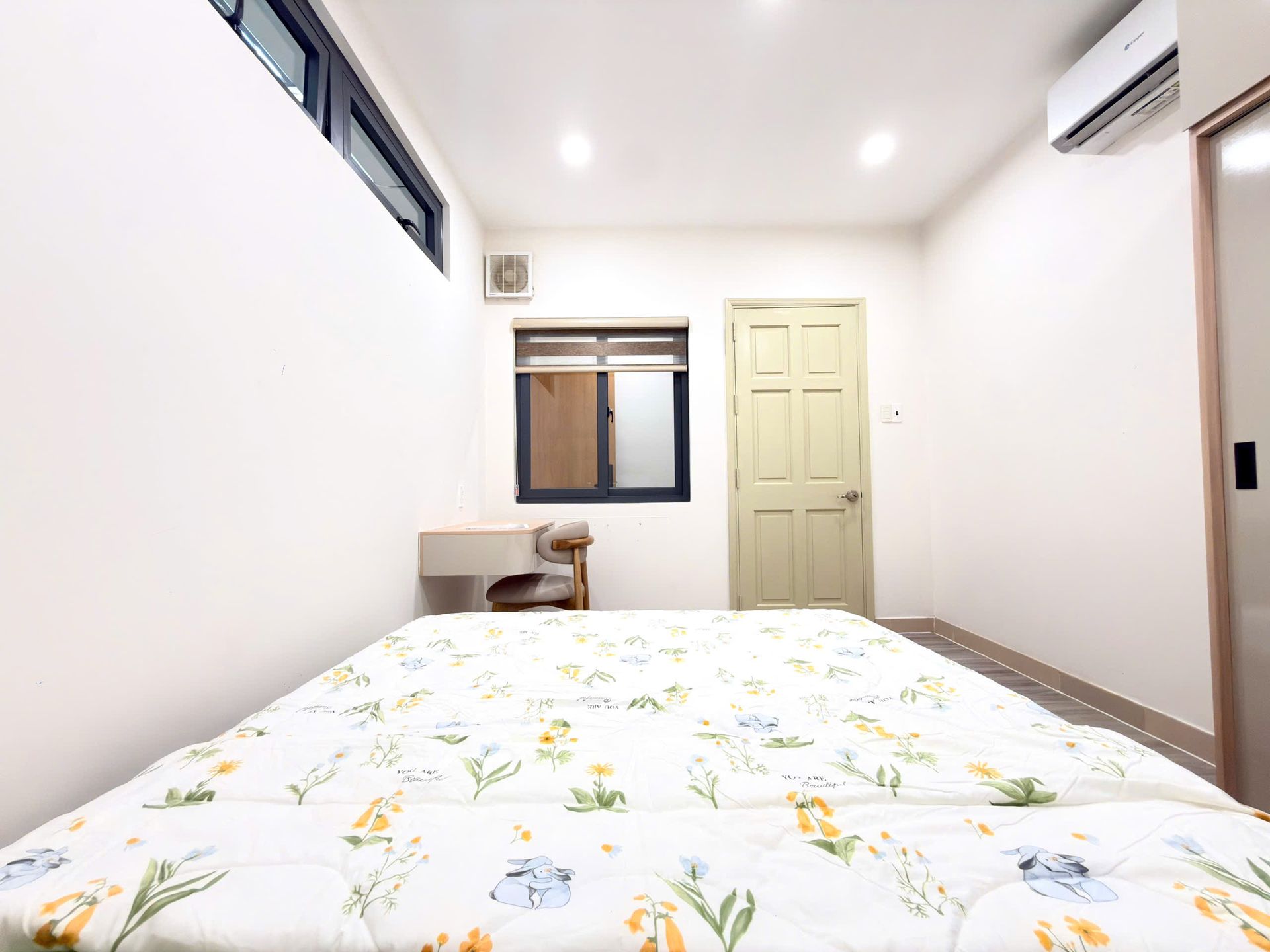 Giường nhìn ra cửa