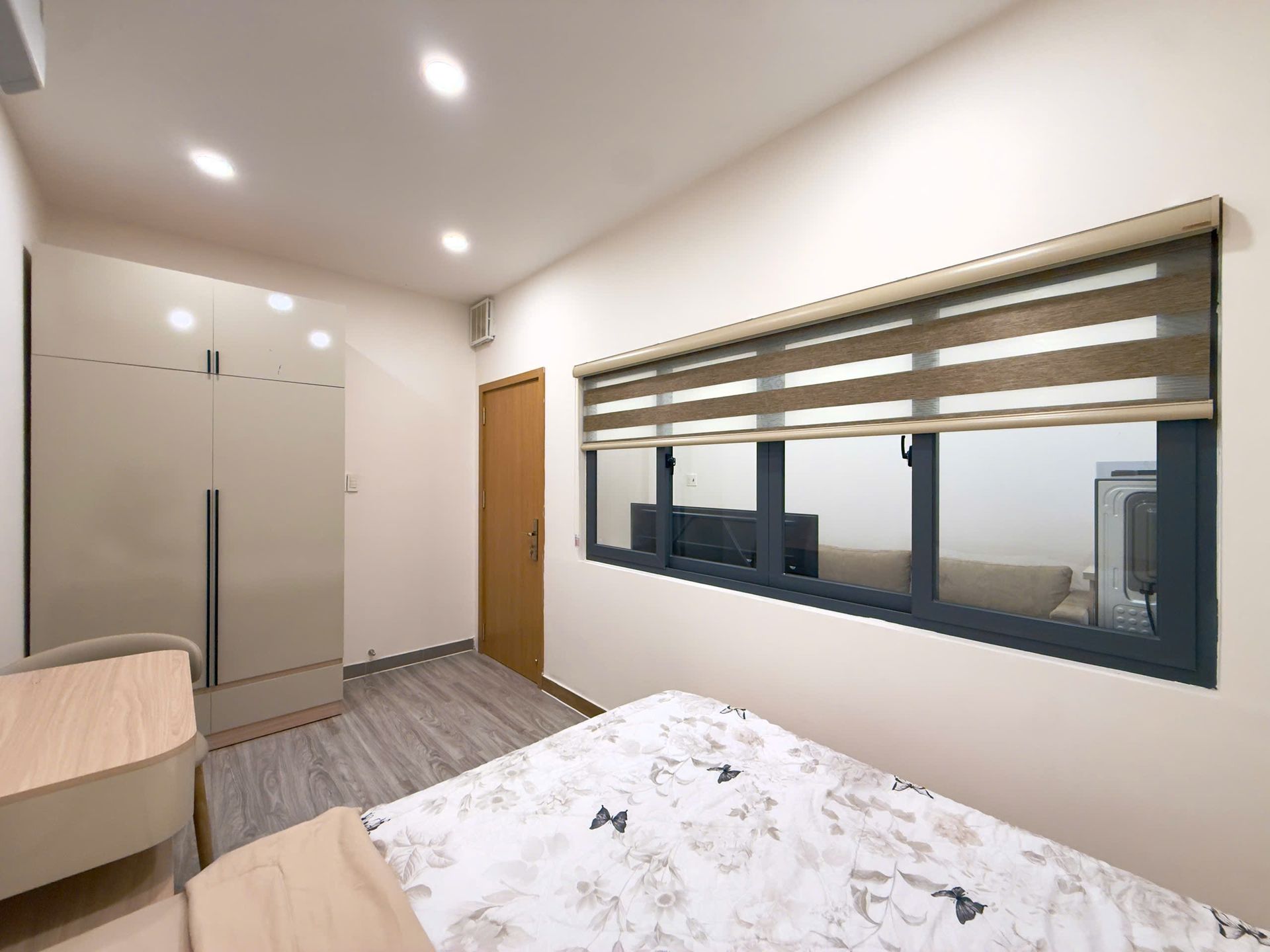 Giường và cửa sổ