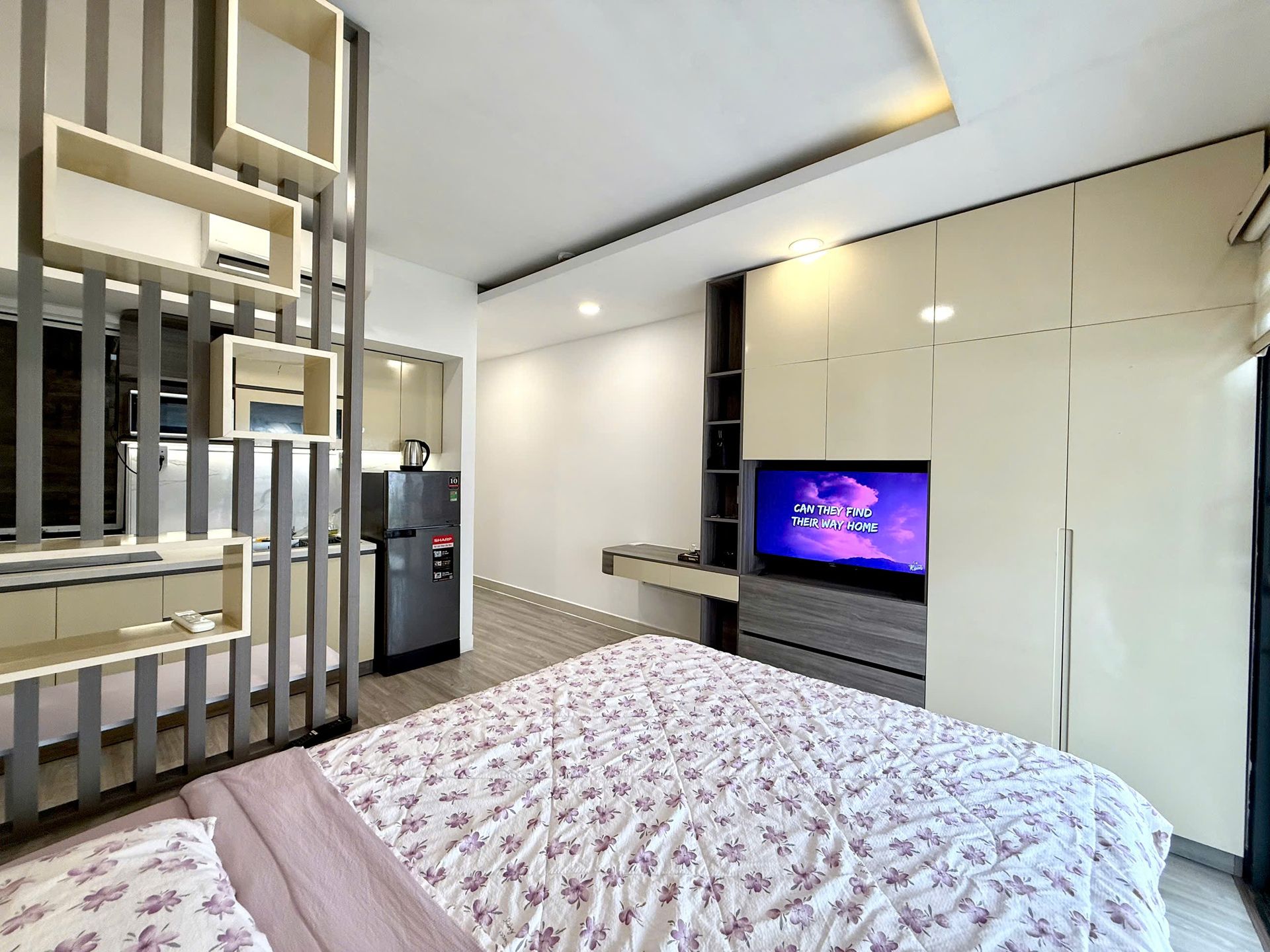 Giường và ti vi