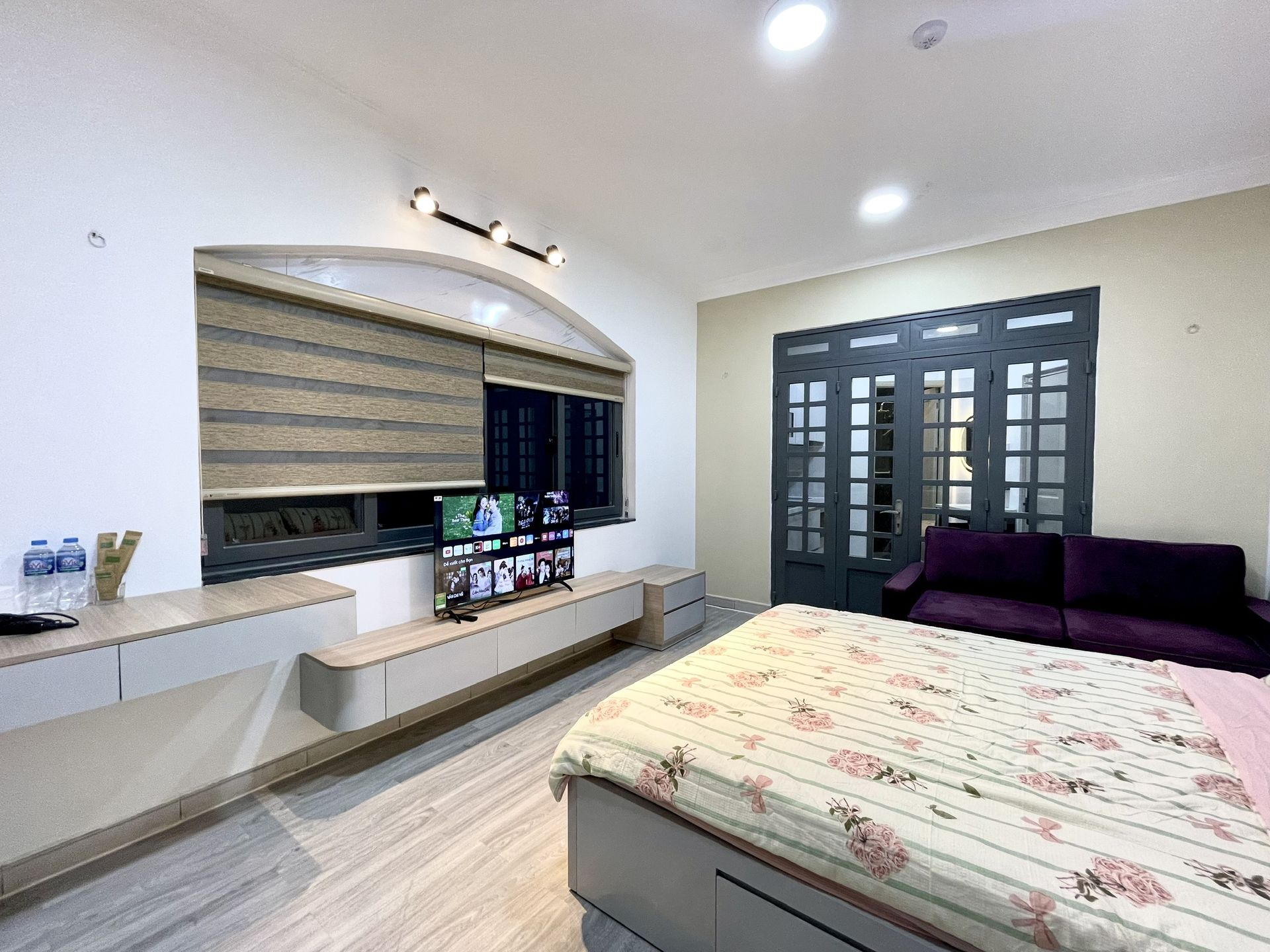 Giường và ti vi