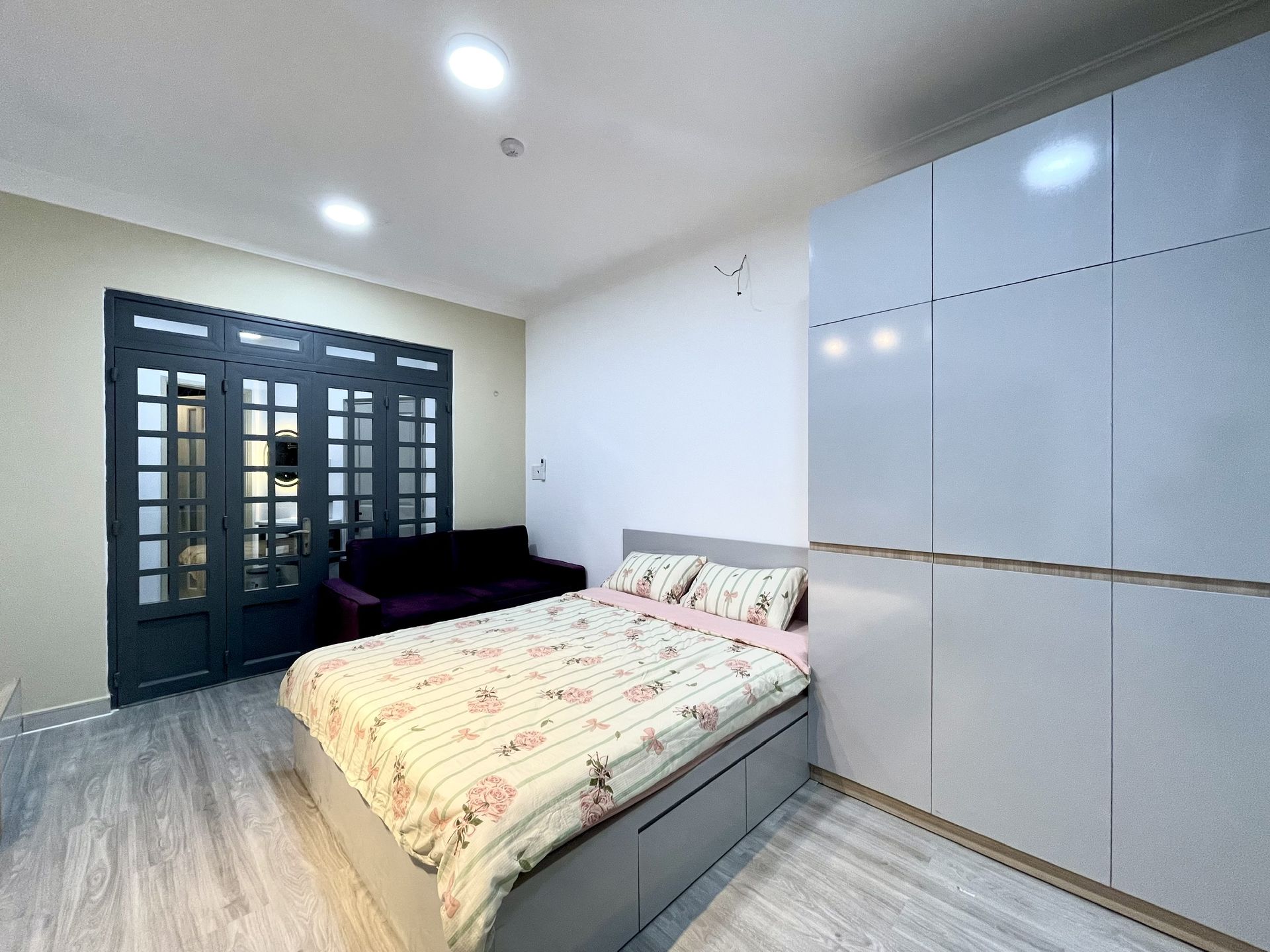 Giường cạnh cửa sổ
