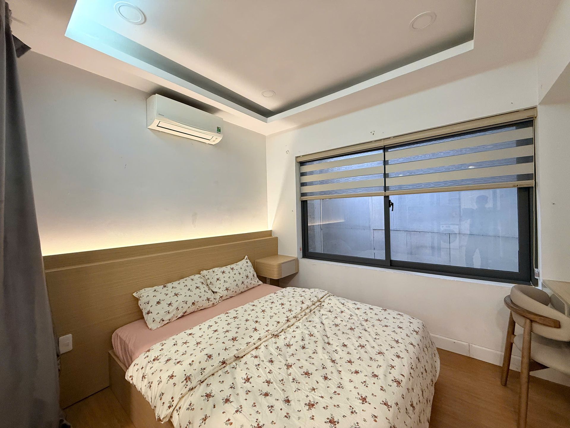 Giường và cửa sổ