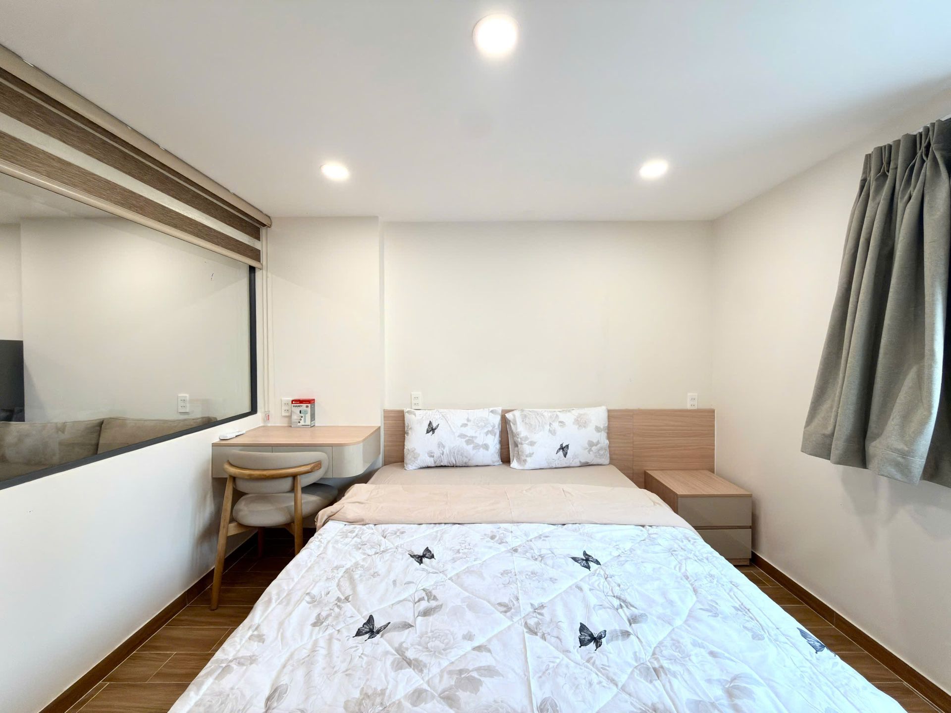 Giường và bàn