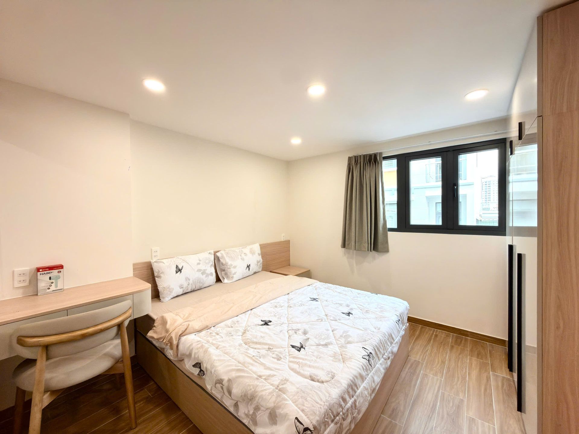 Giường và cửa sổ