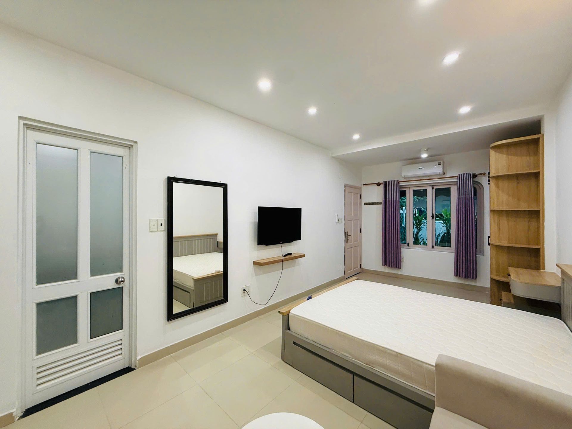 Giường và gương