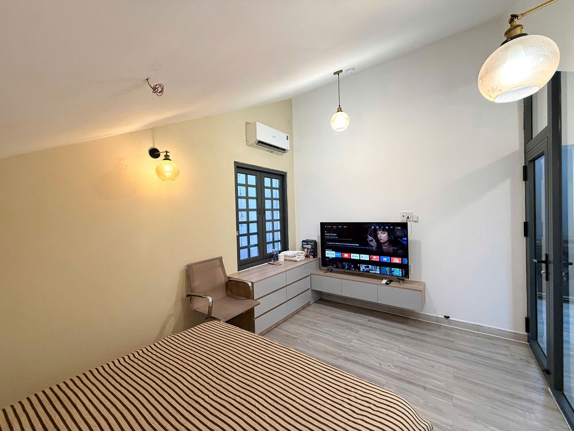 Giường và ti vi