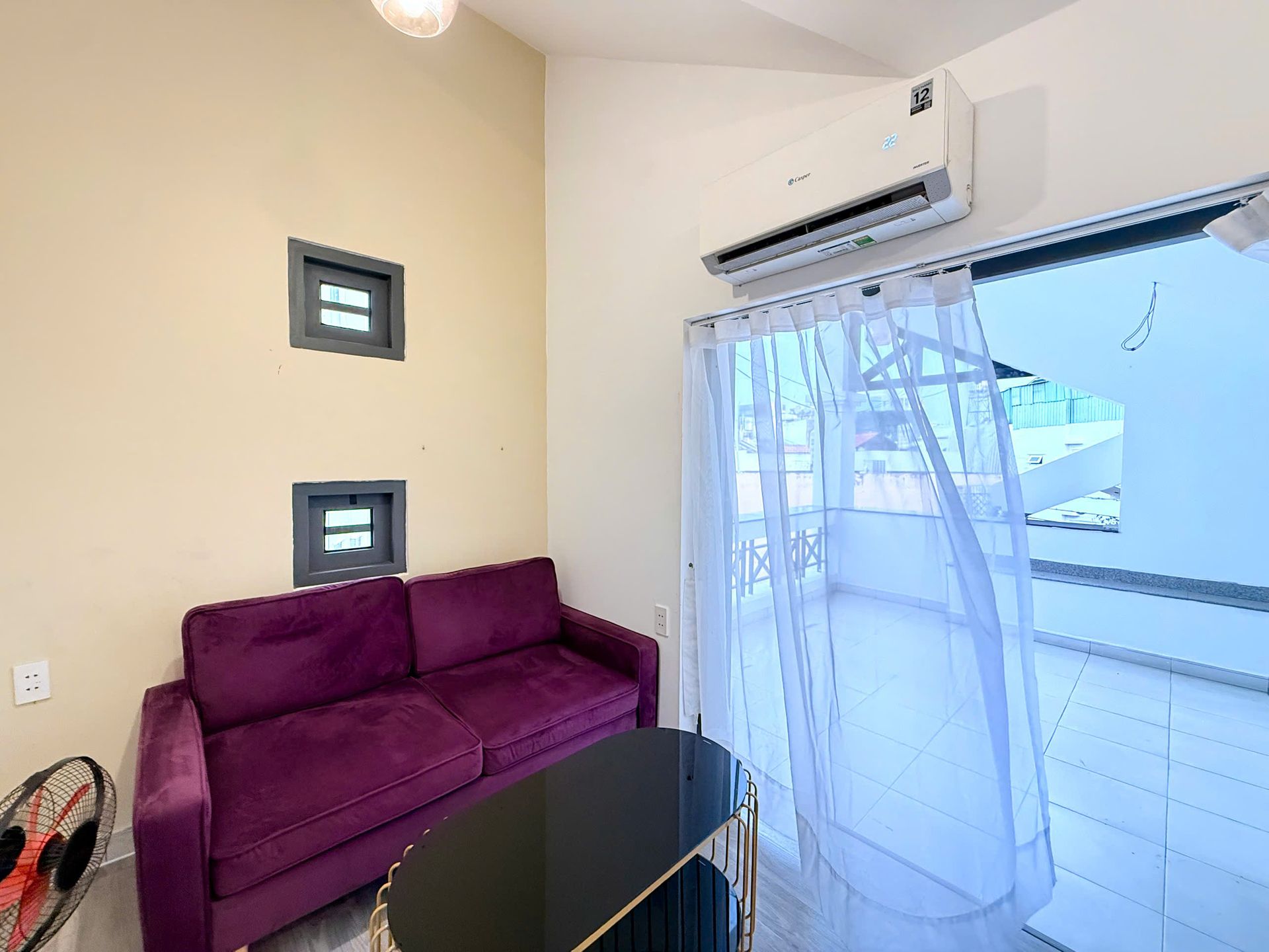 Sofa và cửa sổ