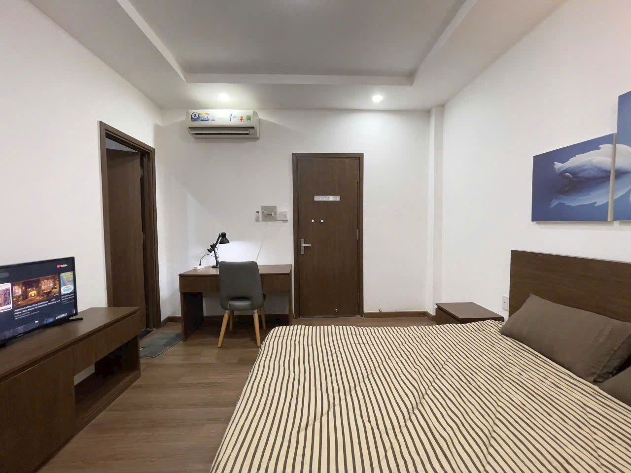 Giường và ti vi