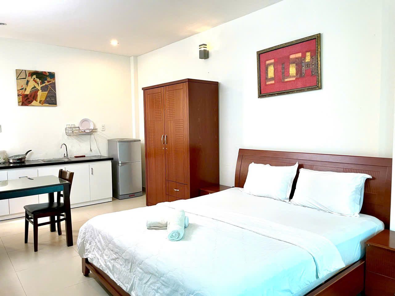 Giường và tủ lạnh