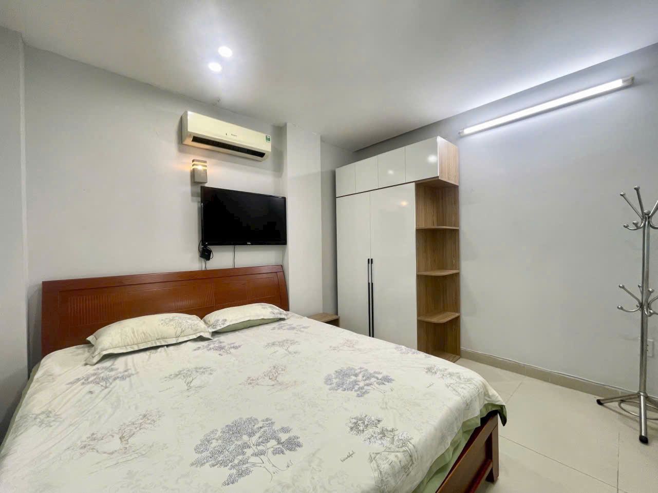 Giường và ti vi