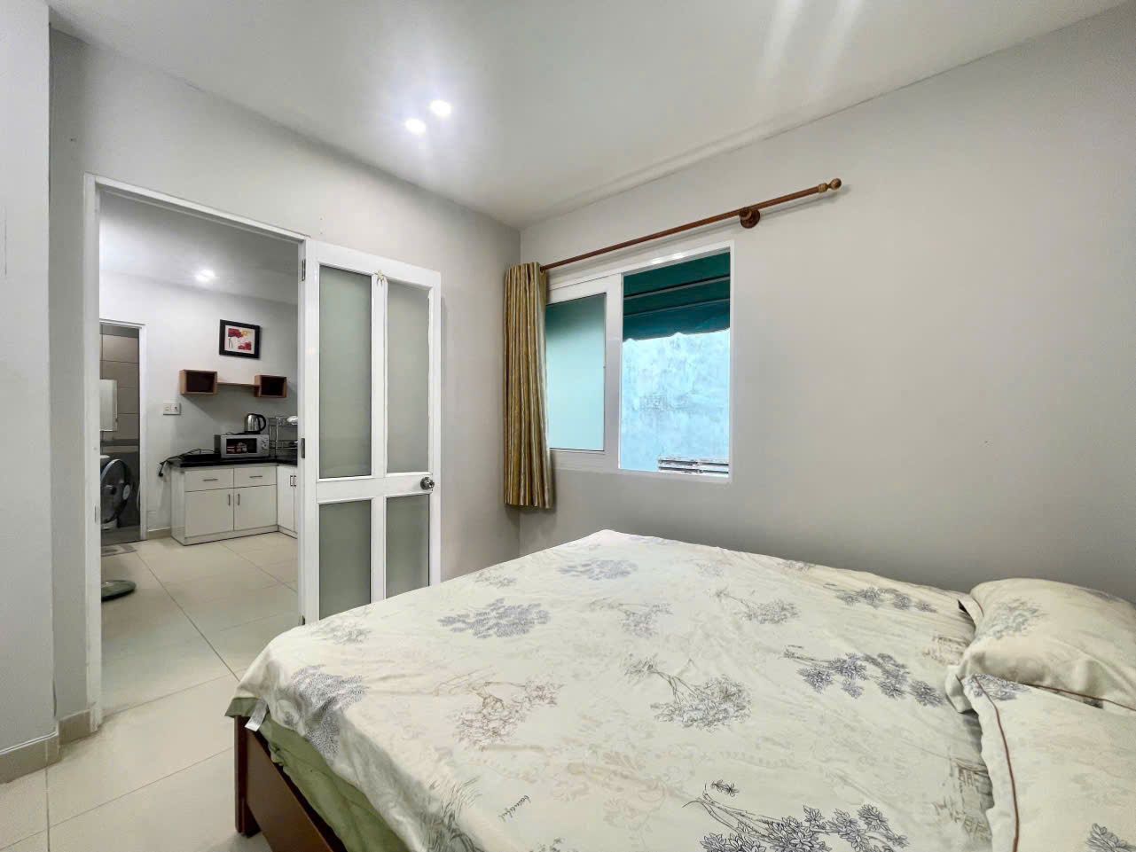 Giường và cửa sổ