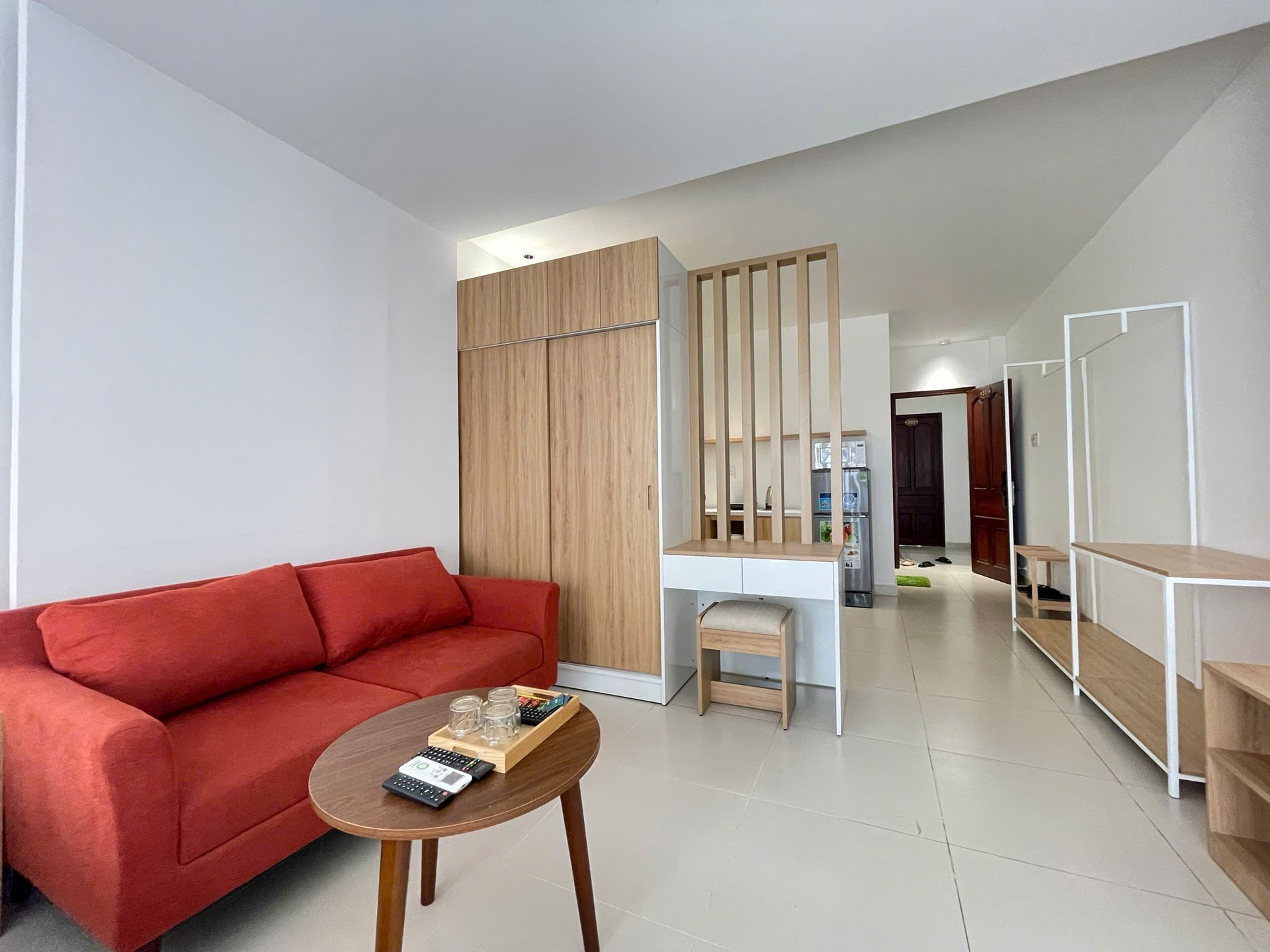 Sofa và vách gỗ